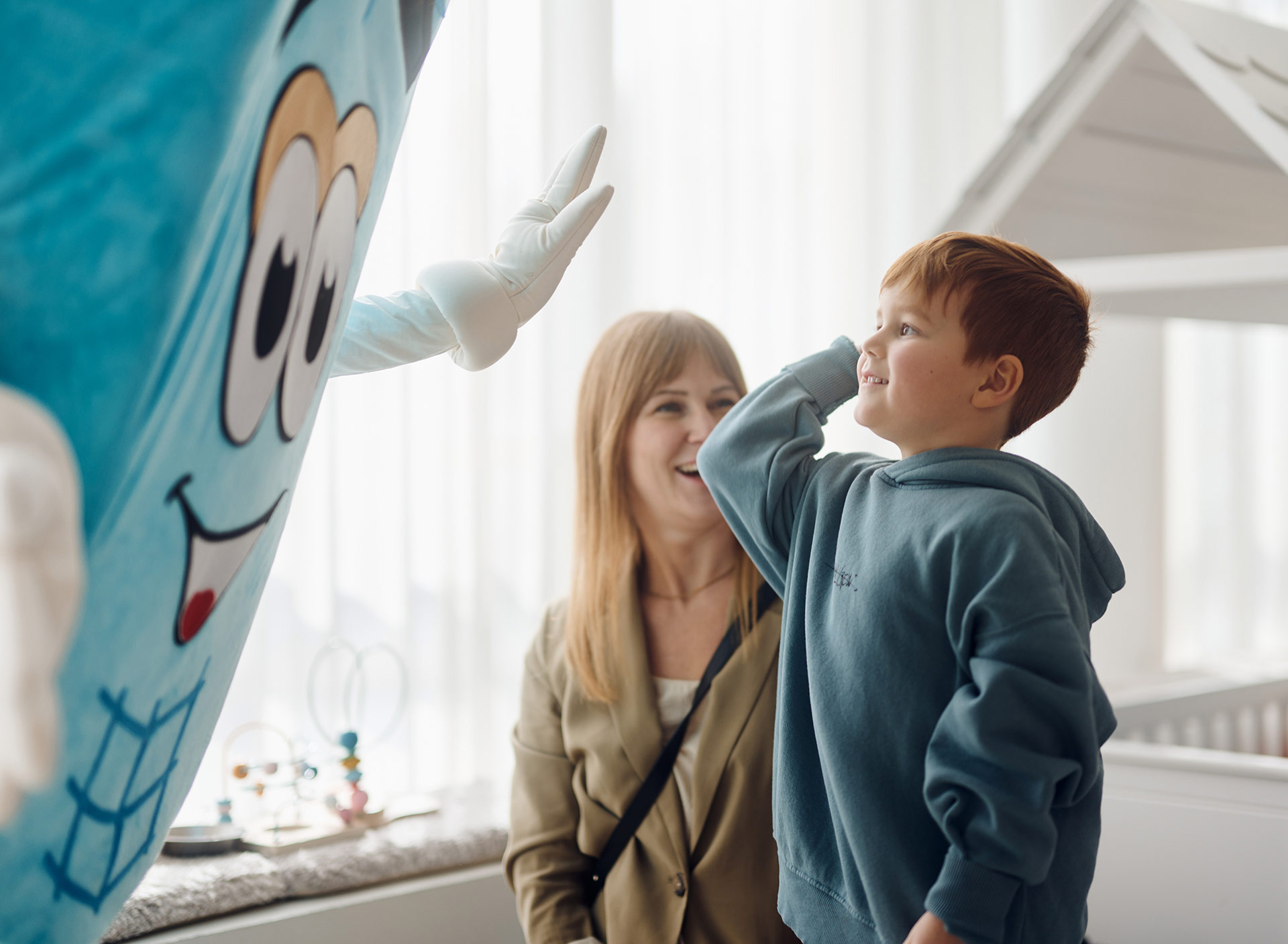 Mum with kid playing at Gothia towers