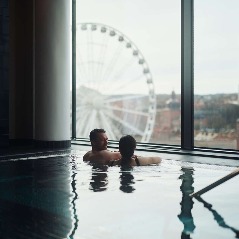 A couple hanging at the pool with views over Liseberg