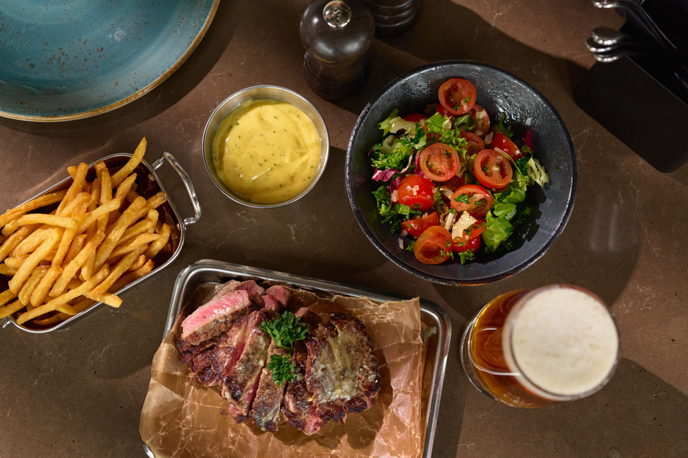 Dinner with meat, fries and béarnaise sauce
