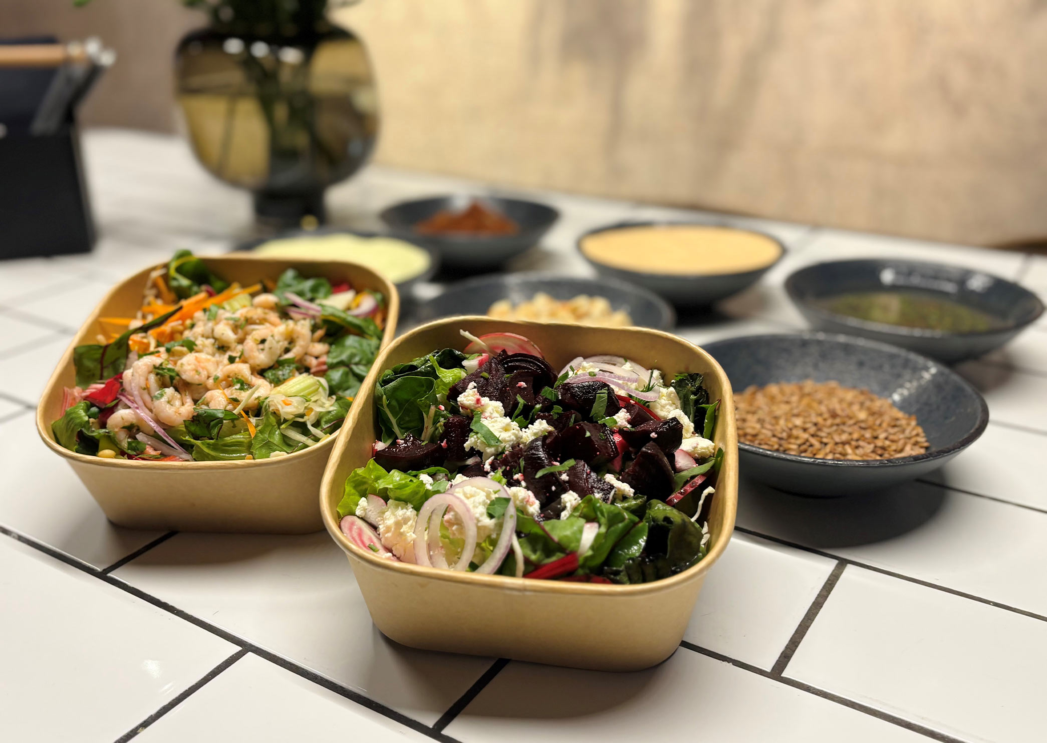 Takeaway salads with shrimp and fresh vegetables.