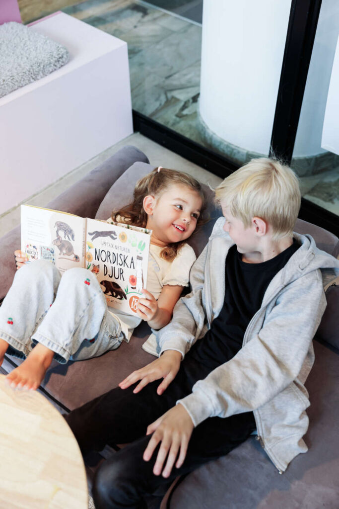 Kids reading